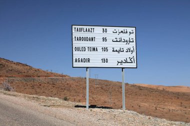 Fas 'taki şehir mesafesinde. Tauflaazt, Taroudant, Ouled Teima ve Agadir 'e uzaklığı olan Anti-Atlas Dağları' ndaki yol işareti..