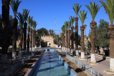 Taroudant City, Fas 'taki şehir duvarları ve palmiye ağaçları.