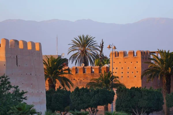 モロッコのTaroudant市にある市壁とヤシの木 — ストック写真