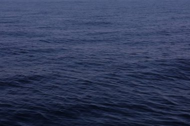 Koyu mavi okyanus arka planı. Derin okyanus yüzey dokusu.