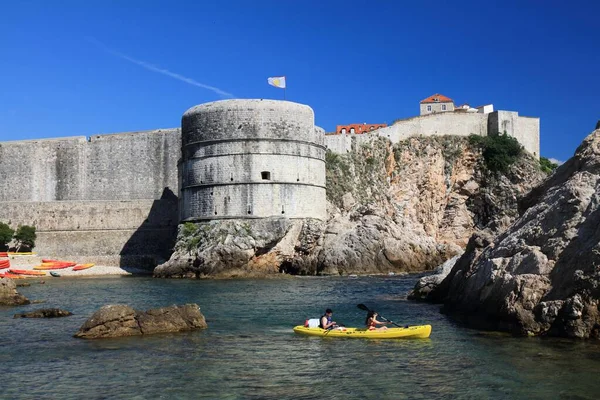 Dubrovnik Croatia July 2021 Tourists Enjoy Sea Kayaking Front Medieval — Stock Photo, Image