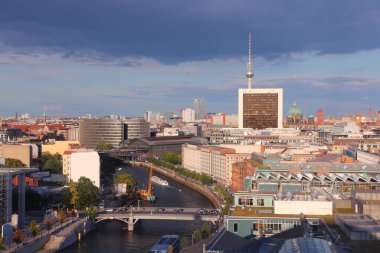 Berlin ve River Spree Almanya 'da. TV Kulesi ile Skyline görünümü.