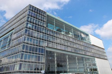 Hamburg, Almanya - 29 Ağustos 2014: Modern mimarinin Zdf televizyon bürolarının Hamburg dış. ZDF olduğunu yaklaşık yüzde 12,8 ile ortak bir Alman Tv pazar payı (2013).