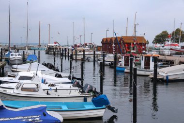 LABOE, GERMANY - 30 Ağustos 2014: Almanya 'nın kuzeyinde Schleswig-Holstein eyâletinde, Baltık Denizi kıyısındaki Laboe limanı ve limanı.