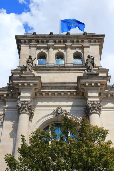 Riksdagshuset Tyskt Parlamentshus Med Flagga Berlin Stad Tyskland — Stockfoto