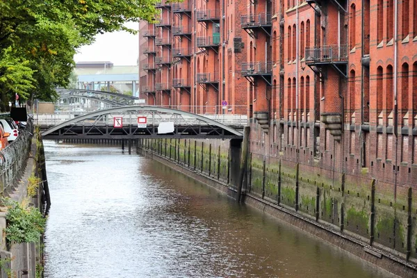 Hamburg Stad Tyskland Speicherstadt Magasindistriktet Kanalbroar Och Hamnmagasin — Stockfoto