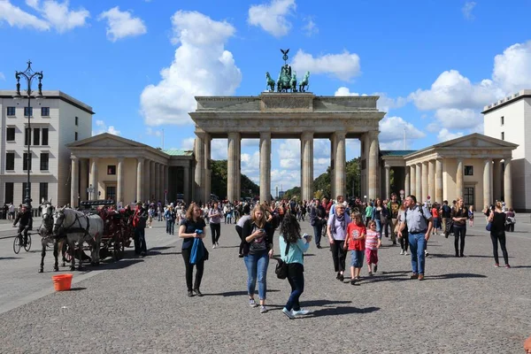Berlin Deutschland August 2014 Menschen Besuchen Das Brandenburger Tor Berlin — Stockfoto