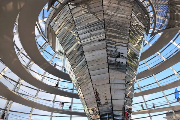 Berli Germany Ağustos 2014 Nsanlar Berlin Deki Reichstag Binasını Ziyaret — Stok fotoğraf