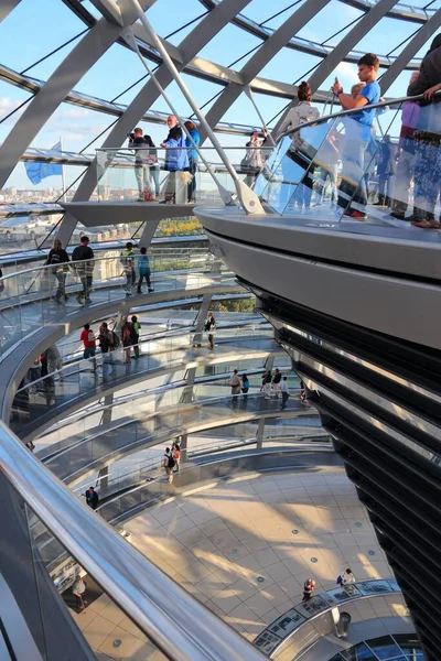 BERLİN, GERMANY - 27 AĞUSTOS 2014: İnsanlar Berlin 'deki Reichstag binasını ziyaret ediyor. Kubbe 1999 'da tamamlandı. Mimar Norman Foster tarafından tasarlandı..