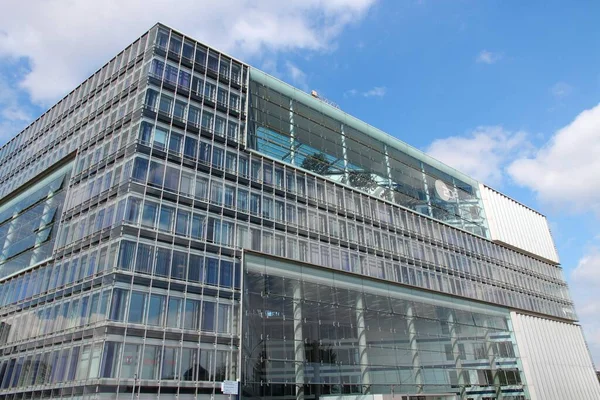 Hamburg, Almanya - 29 Ağustos 2014: Modern mimarinin Zdf televizyon bürolarının Hamburg dış. ZDF olduğunu yaklaşık yüzde 12,8 ile ortak bir Alman Tv pazar payı (2013).