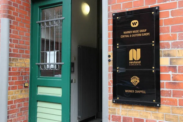 HAMBURG, GERMANY - 29 Ağustos 2014: Warner Music Group 'un Orta ve Doğu Avrupa ofisi ve Warner Chappell' in Hamburg, Almanya ofisi.