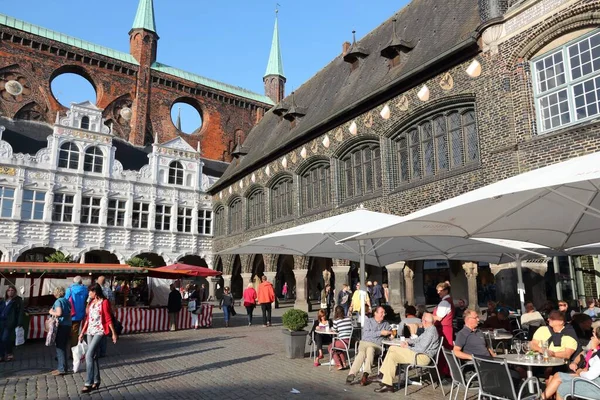 リューベック ドイツ 2014 人はリューベック ドイツの旧市街を訪れます リューベックは シュレースヴィヒ ホルシュタイン地域の第 の都市です その旧市街はユネスコの世界遺産です — ストック写真