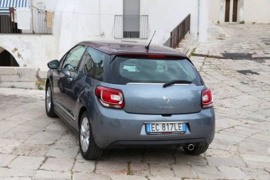 Apulia, İtalya - 6 Haziran 2017: İtalya'da Citroen Ds3 supermini araba park edilmiş. 41 milyon motorlu araçlar İtalya'da kayıtlı olan.