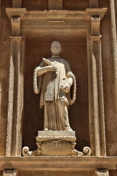 キリスト教の聖人記念碑 イタリアのガリポリ大聖堂の正面にある聖ファウスト像 — ストック写真