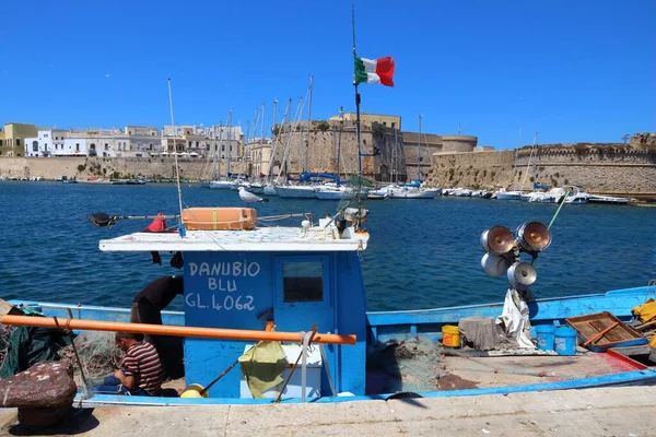 Gallipoli Talya Mayıs 2017 Balıkçılar Ekipmanlarını Salento Yarımadası Talya Hazırlıyorlar — Stok fotoğraf