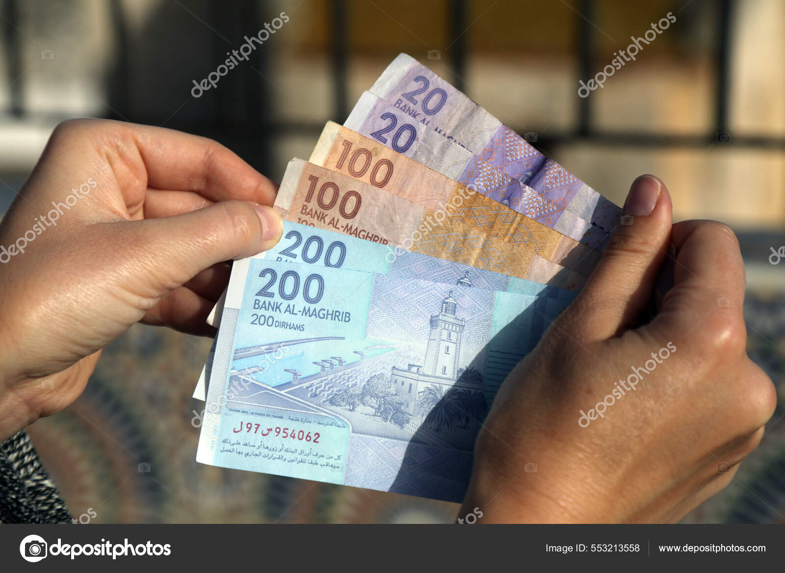 摩洛哥迪拉姆莫罗科的货币手握用过的钞票摩洛哥货币——图库图片© tupungato #553213558