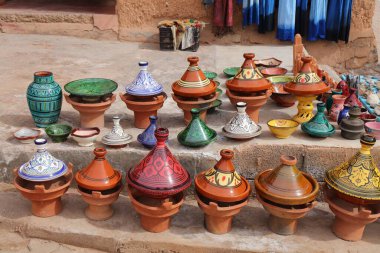 Fas 'taki Ouarzazate sokak ürünleri. Çarşıda Fas el işi seramikleri. Tagine pişirme kapları.