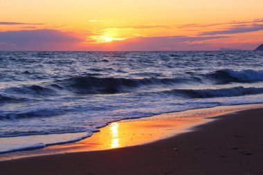 Korfu adasında günbatımı. Agios Gordios ve İyon Denizi.
