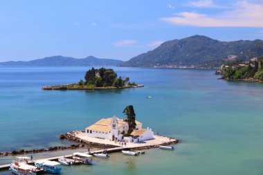 Kanoni, Korfu. Panagia Kilisesi Vlacherna ve Fare Adası Manastırı.