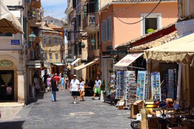 Korfu, Yunanistan - 5 Haziran 2016: Yunanistan'ın Korfu Kasabasında insanlar yürüyor. Korfu Eski Kenti Unesco Dünya Mirası Listesi'nde.