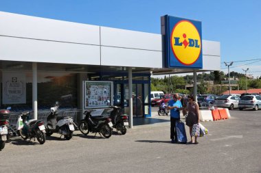 Korfu, Yunanistan - 6 Haziran 2016: Yunanistan'ın Korfu Adası'ndaki Lidl süpermarketini ziyaret edin. Lidl'in 29 ülkede 10.000'den fazla mağazası var.