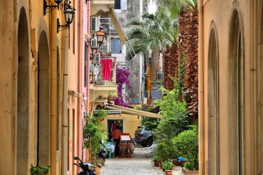 Korfu Kasabası (Kerkyra) - Yunanistan 'daki UNESCO Dünya Mirasları Alanı. Corfu Eski Kasabası 'ndaki antika cadde.