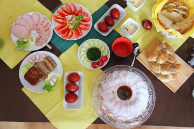 Polonya 'da Paskalya kahvaltısı masası. Avrupa 'da Paskalya Gıda. Polonya 'da Paskalya - Wielkanoc.