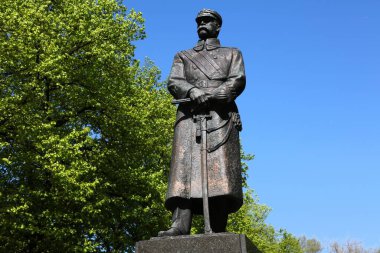 GLIWICE, POLAND - 11 Mayıs 2021: Jozef Pilsudski Polonya 'nın Gliwice şehrinde ulusal kahraman anıtı. Sanatçı Tadeusz Lodzian 'ın anma töreni 1998 yılında kamuya açık alanda gerçekleşti..