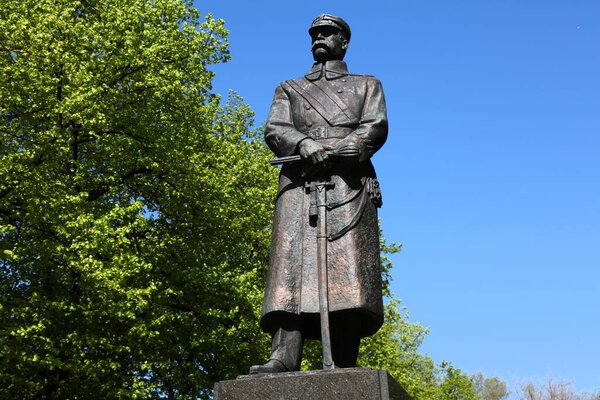 ГЛИВИЦА, ПОЛЬША - 11 мая 2021 года: Национальный мемориал Юзефа Пилсудского в городе Гливице в Польше. Мемориал художника Тадеуша Лодзяна был открыт в общественном месте в 1998 году.