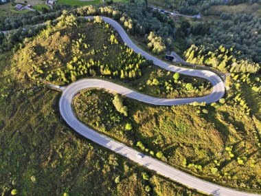 Norveç insansız hava aracı görüntüsü. Vanylven Belediyesindeki Aheim dağ yolunda..
