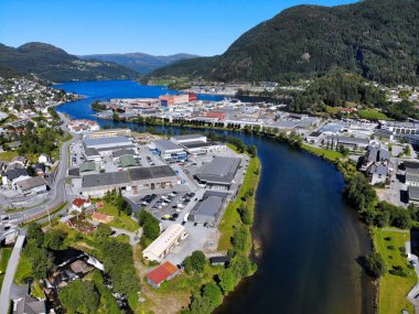 Norveç 'in Sunnfjord bölgesindeki Forde dağ vadisi kasabası. River Jolstra. Norveç insansız hava aracı görüntüsü.