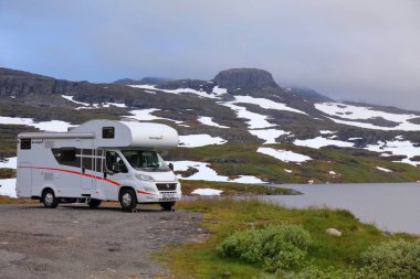 HAUKELIFJELL, NORway - 30 Temmuz 2020: Haukelifjell dağlarında karavan tatili, Norveç. 2015 yılında Norveç 'in 8,8 milyon yabancı ziyaretçisi oldu.