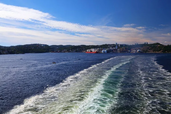 Круизное Судно Пробуждается Северному Морю Кристиансандом Норвегия Видимым Заднем Плане — стоковое фото