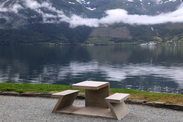 在峡湾边的野餐桌上挪威景观 低云层的危险峡湾 Odda市 — 图库照片