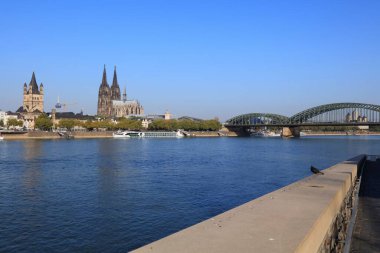 Köln şehri silueti, Almanya. Ren nehrinden görüntü.