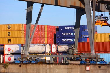 DUISBURG, GERMANY - 18 Eylül 2020: MSC ve Samskip konteynerleri ve Duisburg, Almanya 'da tank konteynırları. Duisburg Limanı dünyanın en büyük iç limanıdır..