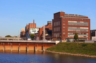 DUISBURG, GERMANY - 18 Eylül 2020: Duisburg, Almanya 'daki Innenhafen' in Skyline 'ı. Inner Harbour, kültür ve restoran alanına dönüşen eski bir sanayi bölgesi..