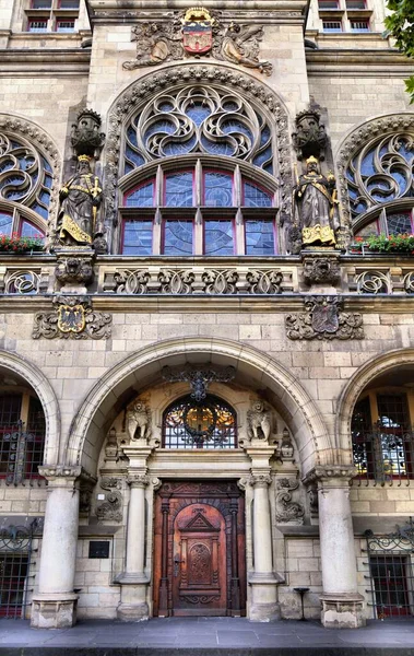 Πόλη Duisburg Στη Γερμανία Δημαρχείο Rathaus Σκαλιστά Ξύλινη Πόρτα — Φωτογραφία Αρχείου