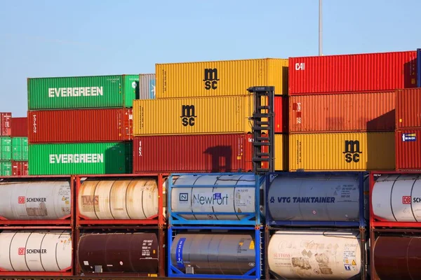 德国杜伊斯堡 2020年9月18日 德国杜伊斯堡港的永久性和Msc集装箱和罐体集装箱 杜伊斯堡港是世界上最大的内陆港口 — 图库照片