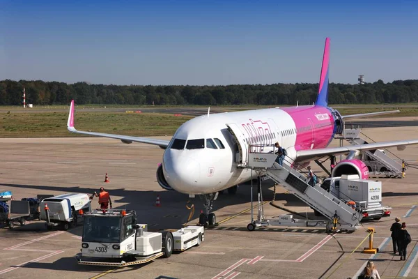 Cologne Tyskland September 2020 Passagerare Ombord Wizzair Airbus A321 Trappor — Stockfoto