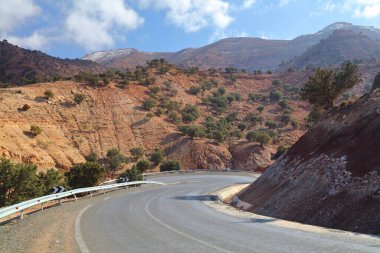 Fas Lisesi Atlas Yolu. Tizi N 'Tichka dağ geçidine dolambaçlı yol.