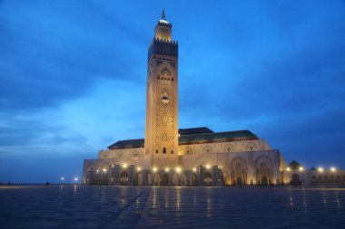 Casablanca, Fas 'ın en büyük şehri. Hasan II Cami gecesi aydınlandı.