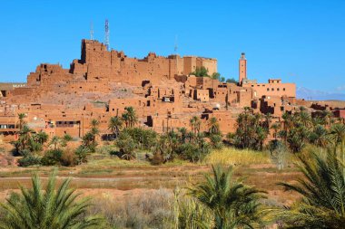 Kasbah Tifoultoute. Ouarzazate yakınlarındaki müstahkem konutta, Fas 'ta çamur tuğlasından yapılma. Fas 'ta vaha.