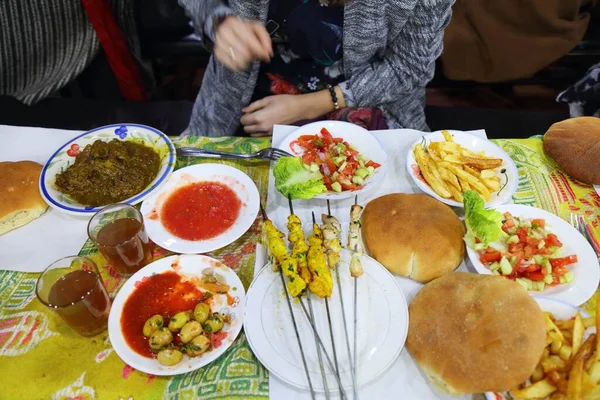 Tangia Marokkói Saláta Sült Húsnyársak Marrákesi Jamaa Fnaa Piac Étele — Stock Fotó