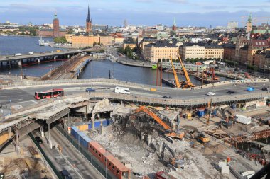 Stockholm, İsveç - 23 Ağustos 2018: Yeniden geliştirme, inşaat ve yıkım Stokholm, İsveç'te çalışır. En önemli ulaşım merkezleri Stockholm Slussen biridir.