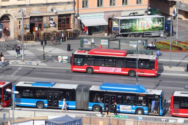 STOCKHOLM, SWEDEN - 23 Ağustos 2018: Stockholm, İsveç 'te belediye otobüsleri. Otobüsler SL, Storstockholms Lokaltrafik (Büyük Stockholm Yerel Taşımacılık Şirketi) tarafından işletilmektedir.).