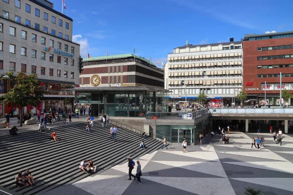 Stockholm Suécia Agosto 2018 Pessoas Visitam Praça Sergels Torg Distrito — Fotografia de Stock