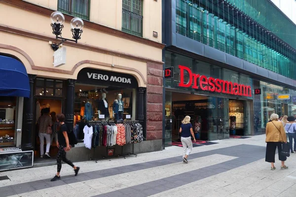 Stockholm Zweden August 2018 Mensen Bezoeken Drottninggatan Winkelstraat Wijk Norrmalm — Stockfoto