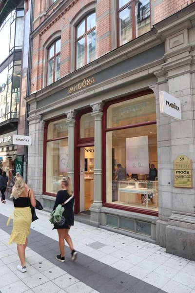 斯德哥尔摩 瑞士斯德哥尔摩 2018年8月23日 瑞典斯德哥尔摩Norrmalm区Drottninggatan购物街的潘多拉珠宝店旁 — 图库照片