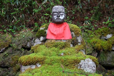 Japonya anıt - Narabi Jizo heykeli Kanmangafuchi gorge tarafından Nikko ormandaki.